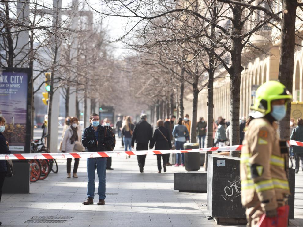 Los Bomberos de Zaragoza han retirado algunos cascotes y fragmentos de la fachada de un edificio en el paseo de la Independencia de Zaragoza.