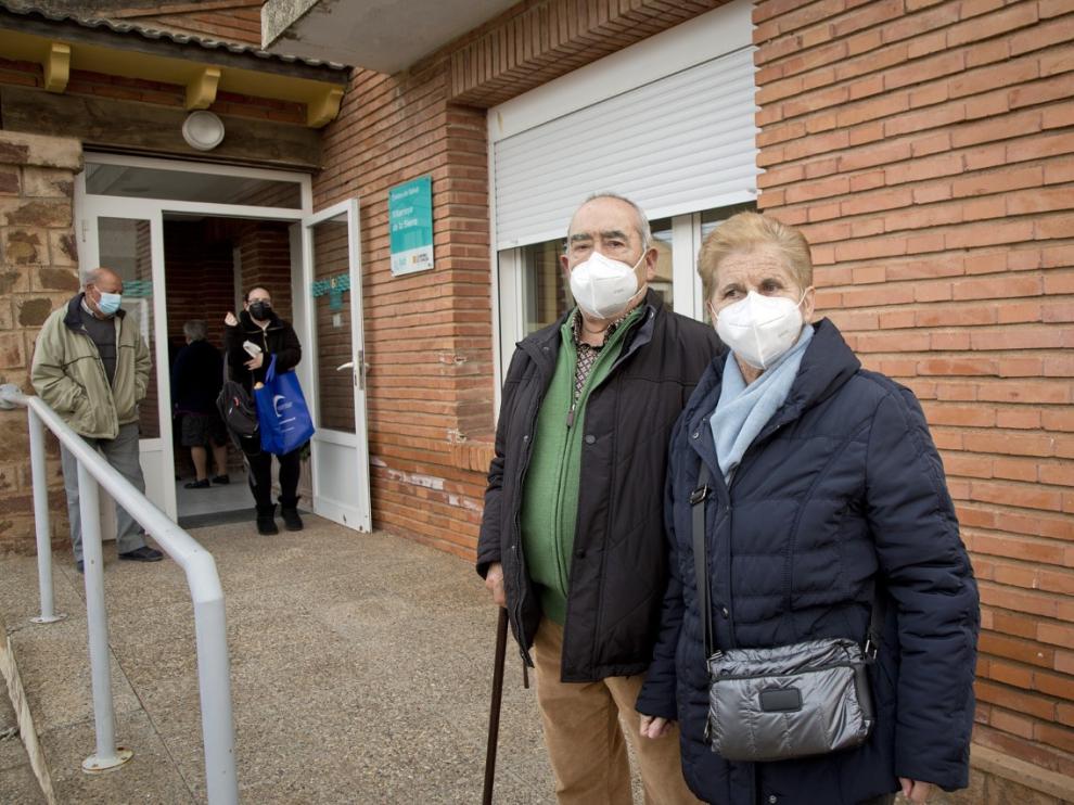Tomás Rubio y su mujer, Rosario Caballero, delante del centro de Salud de Villarroya de la Sierra.