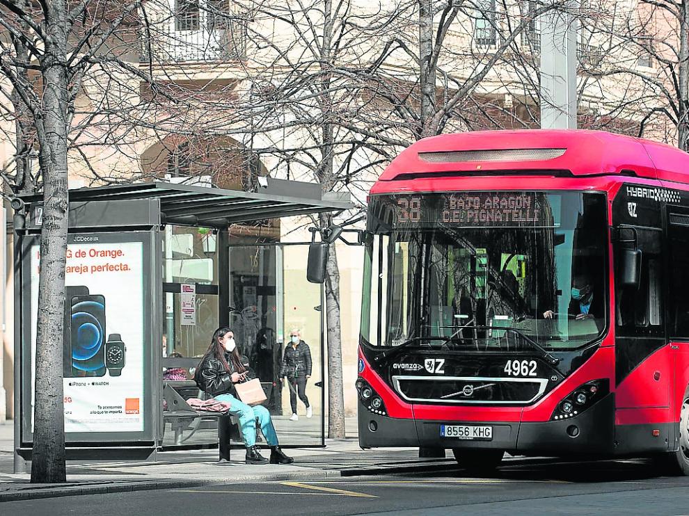 Un autobús de la línea 38, este viernes a su paso por el paseo de la Independencia.