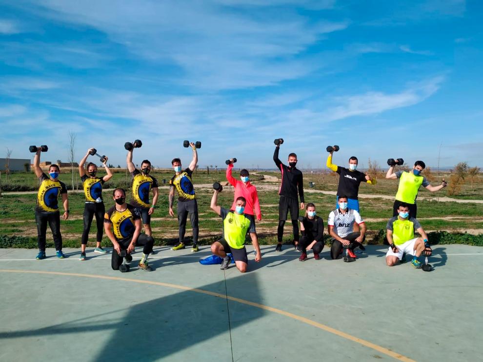 Usuarios de Titan Sport practicando ejercicio en el exterior, en el parque de Las Eras de Ejea