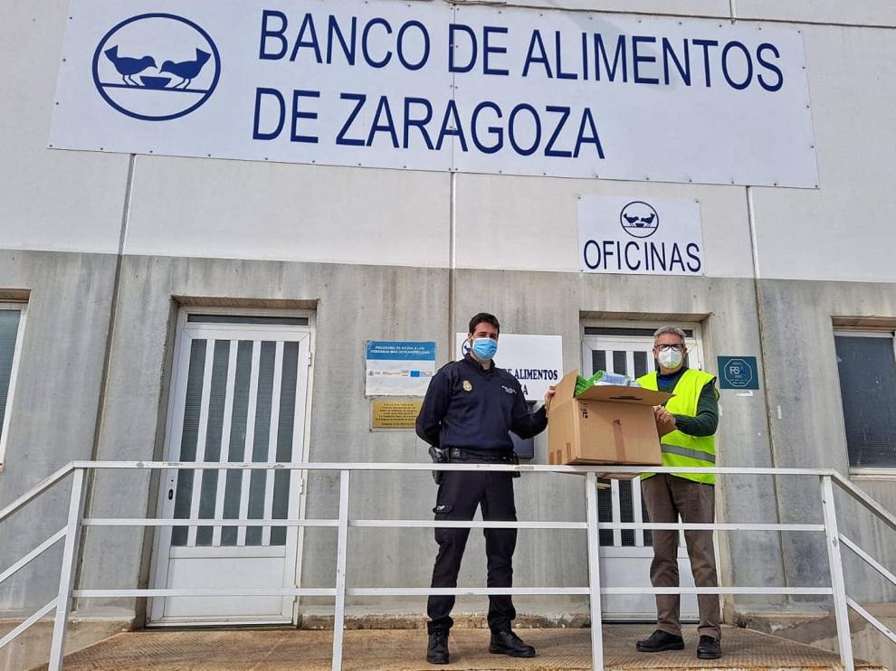Mascarillas Aragón dona 20.000 mascarillas a la Policía Nacional para que las distribuya entre los colectivos más vulnerables.