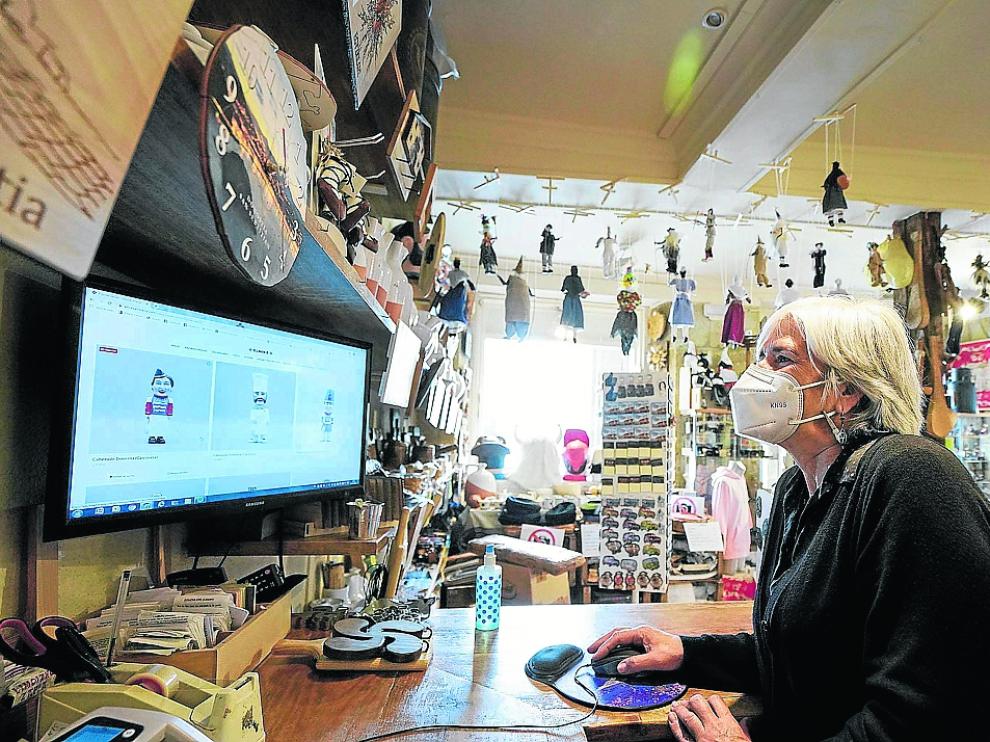 Una mujer vende sus productos por Internet.