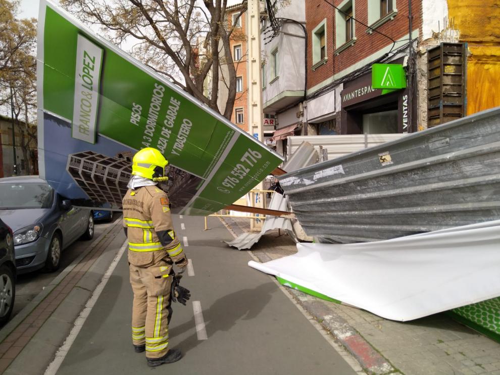 Caída de una valla publicitaria debido al viento en la calle de Franco y López.