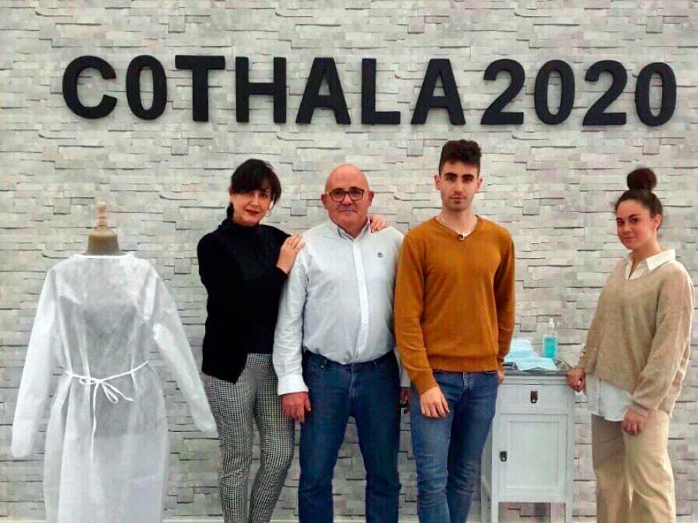 La familia de José Luis, segundo por la izquierda, al completo trabaja en el negocio.