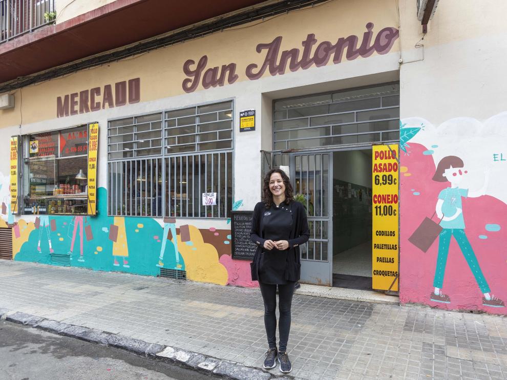 Leire Rial en el mercado San Antonio, donde ya luce una obra de la artista Vera Galindo