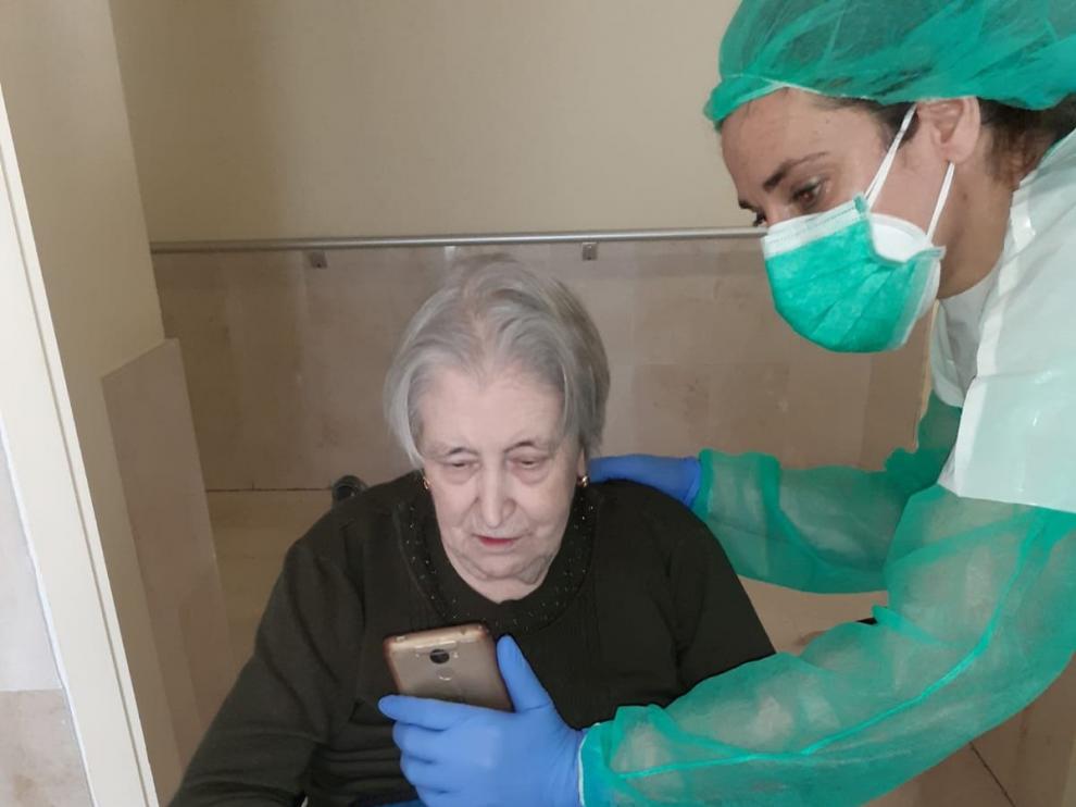 Martina, en una videollamada con su familia durante el confinamiento