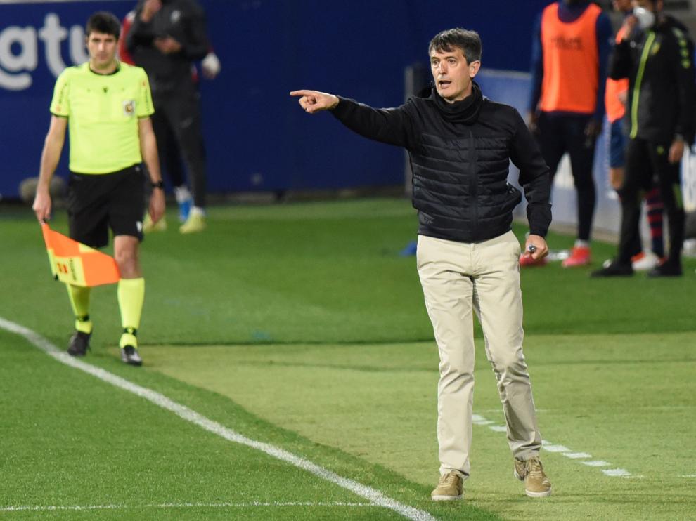 Pacheta da instrucciones a los suyos durante el partido con el Granada.