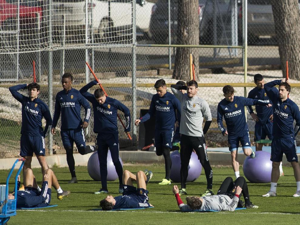 La plantilla del Real Zaragoza, en el último entrenamiento de la semana en la Ciudad Deportiva.