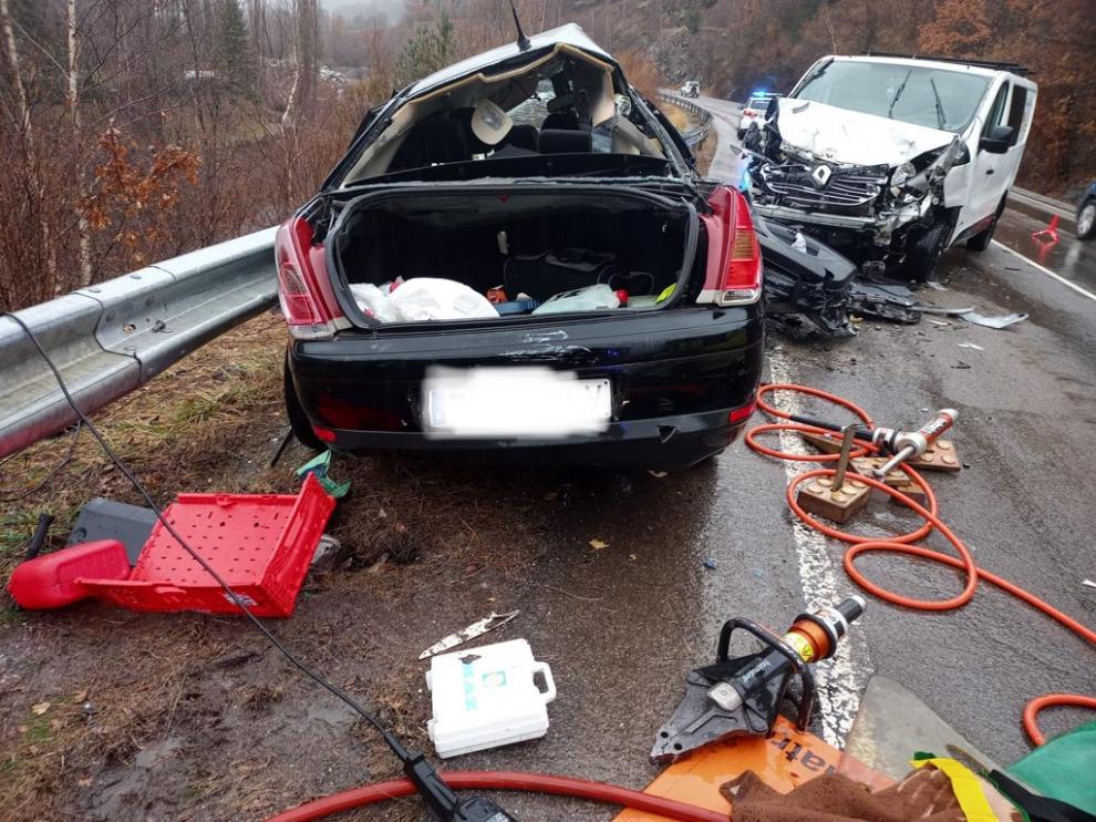 El accidente de la A-139, en Eriste, se ha producido por un choque frontolateral de un turismo y una furgoneta.
