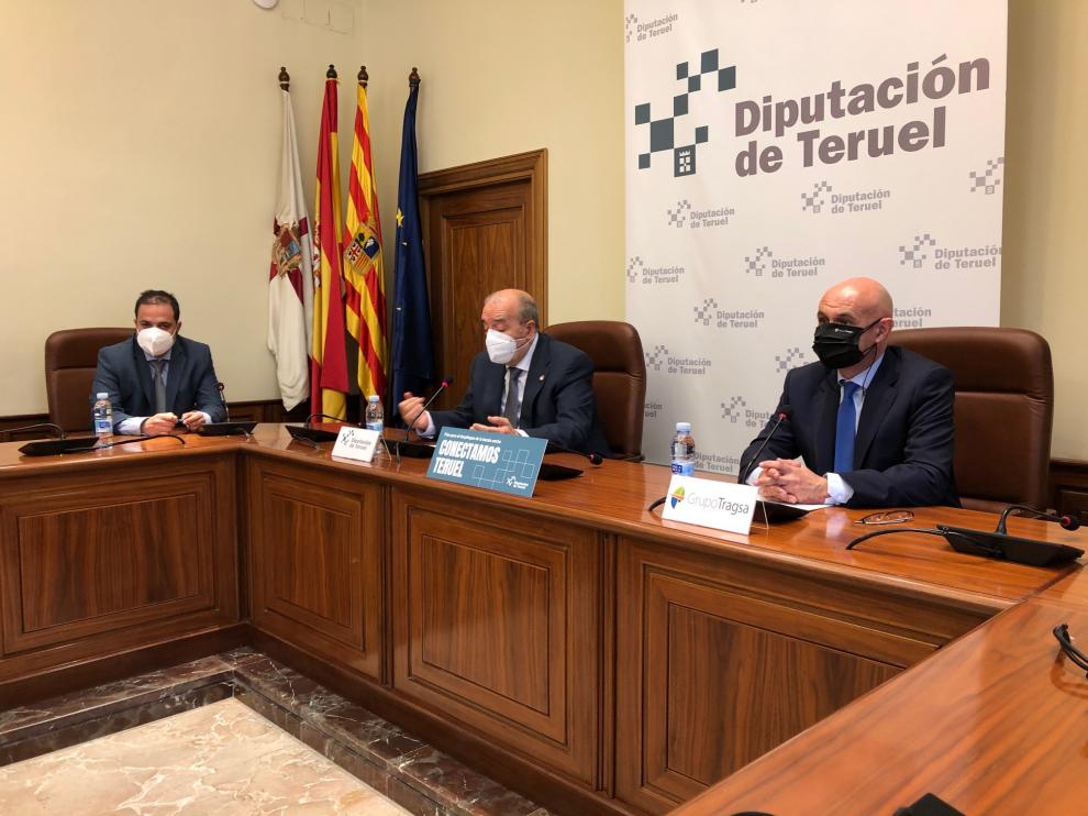 De izquierda a derecha, el diputado delegado Antonio Amador, el presidente de la DPT Manuel Rando y el gerente de Tragsa en la provincia de Teruel, Miguel Asensio.