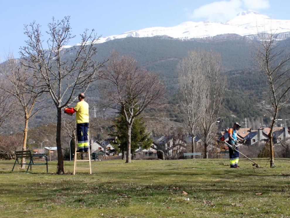 El Ayuntamiento de Villanúa ha reforzado la brigada de jardines y zonas verdes con el plan Remonta.