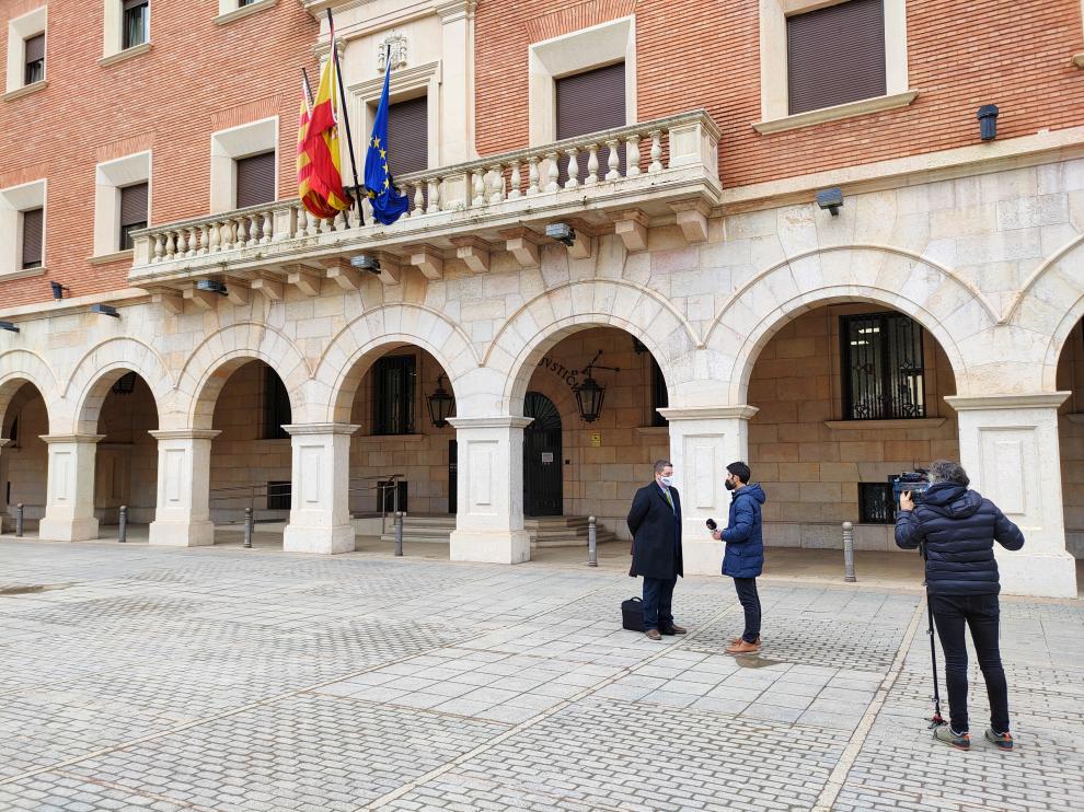 Jorge Piedrafita, el primero por la izquierda, a las puertas de la Audiencia Provincial.