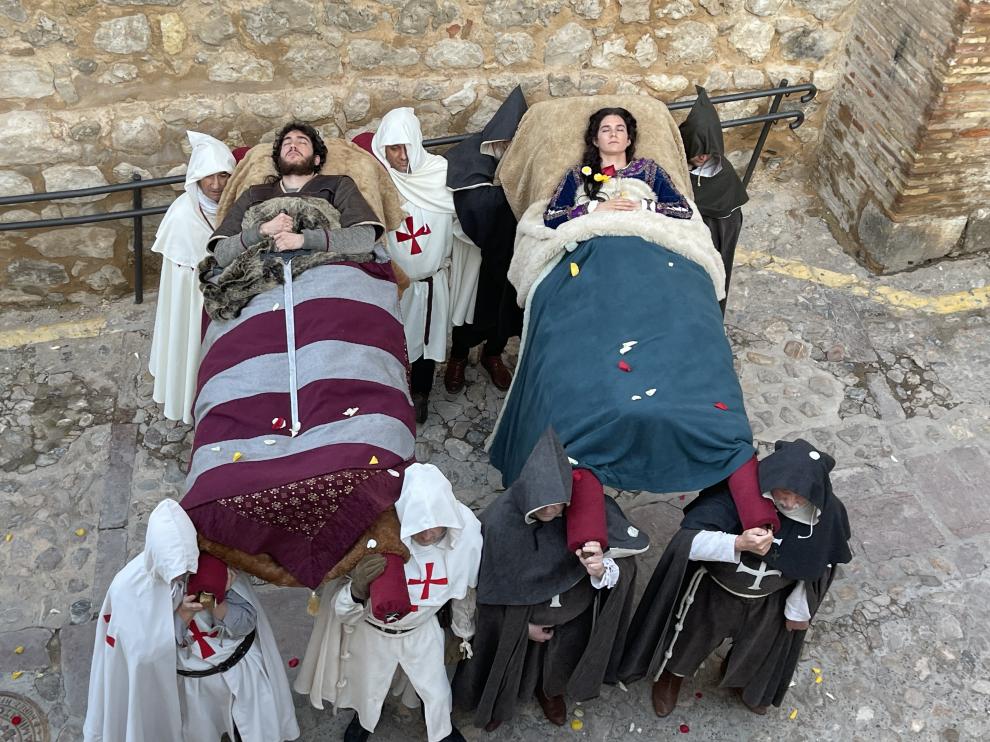 Escena final de Las Bodas de Isabel digitales, el entierro de Los Amantes.