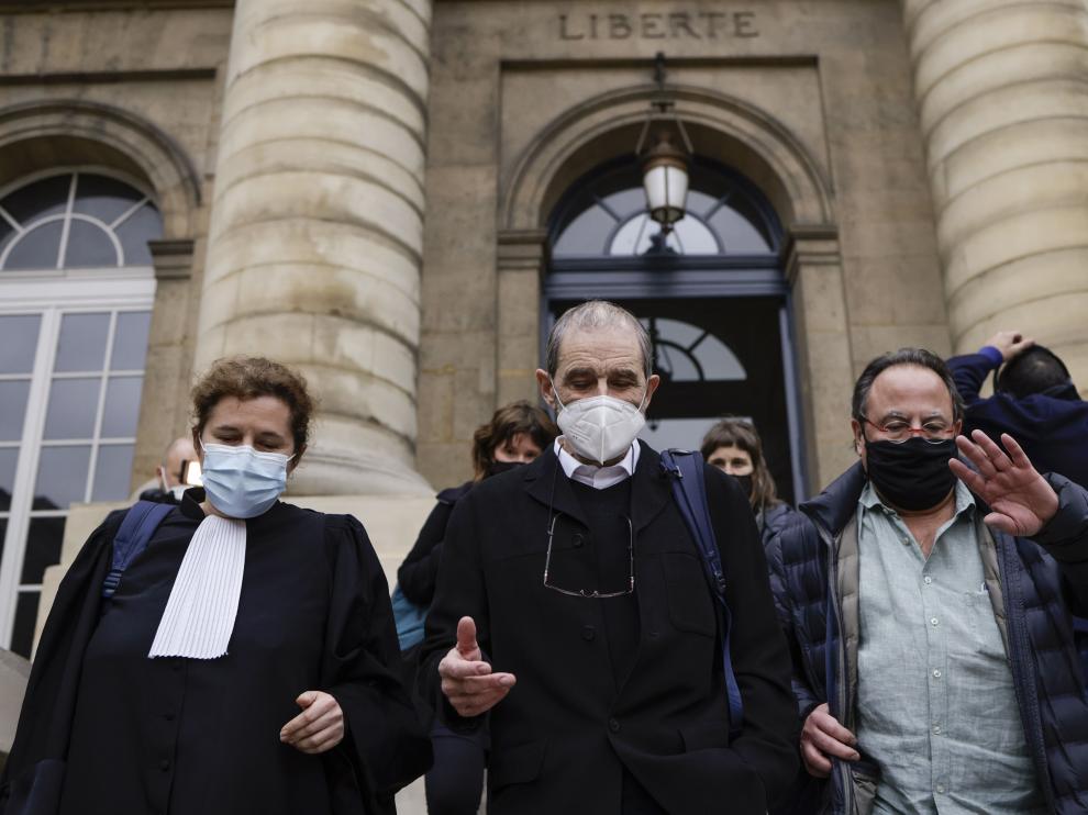 Paris (France), 22/02/2021.- Jose Antonio Urrutikoetxea Bengoechea, former political leader of the Basque terrorist group ETA (Euskadi Ta Askatasuna), also known as Josu Ternera (C), leaves a court room at the Palais de Justice courthouse in Paris, France, 22 February 2021. French Justice decided to postpone the appeal trial of the Spanish extradition demand against the former ETA leader to be tried for his alleged involvement in a murder in Vitoria in June 1980 to 13 and 14 September 2021. (Terrorista, Francia) EFE/EPA/YOAN VALAT Josu Ternera at Paris court of appeal