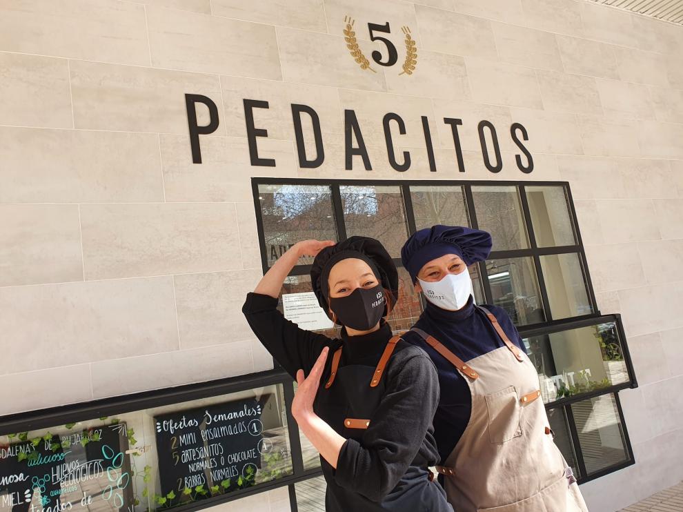 María Reyes y Lucía Ramírez, al frente de la panadería y cafetería '5 Pedacitos'