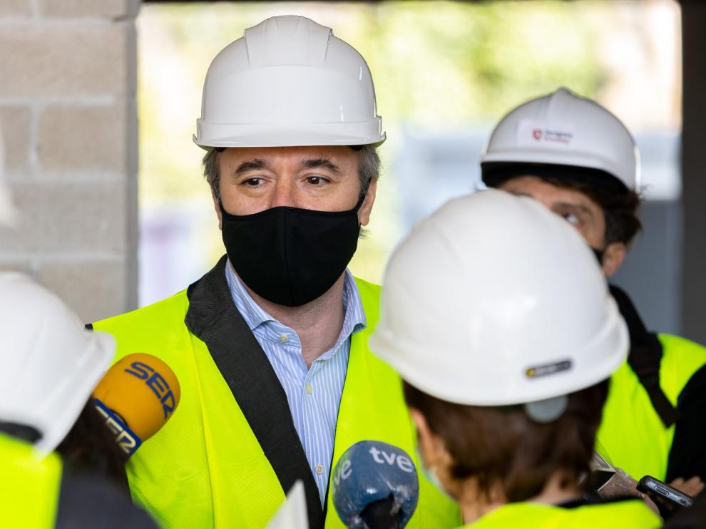 El alcalde Azcón, durante su visita a las viviendas tuteladas de Las Fuentes.