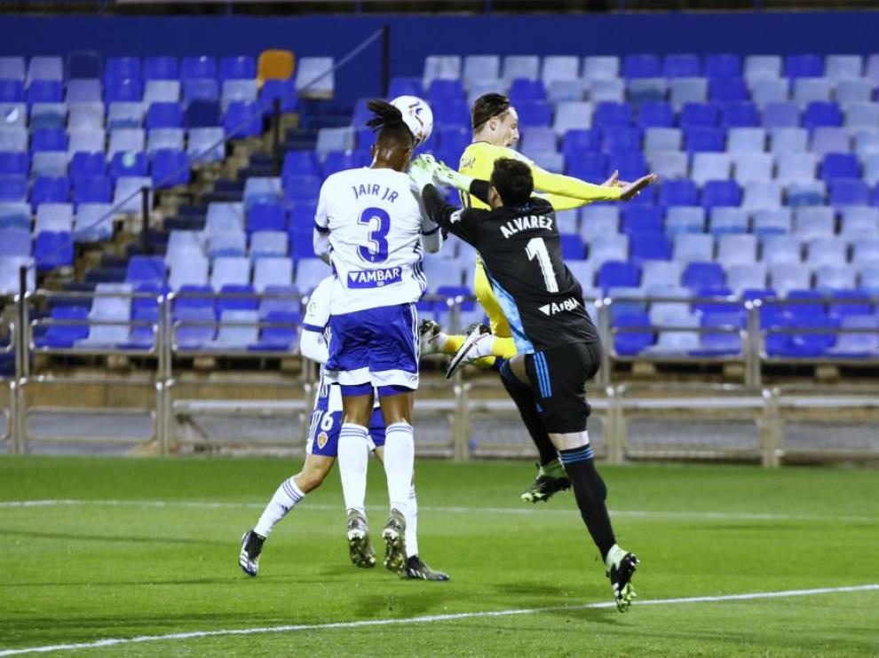 Cristian estuvo inseguro en las acciones por alto.