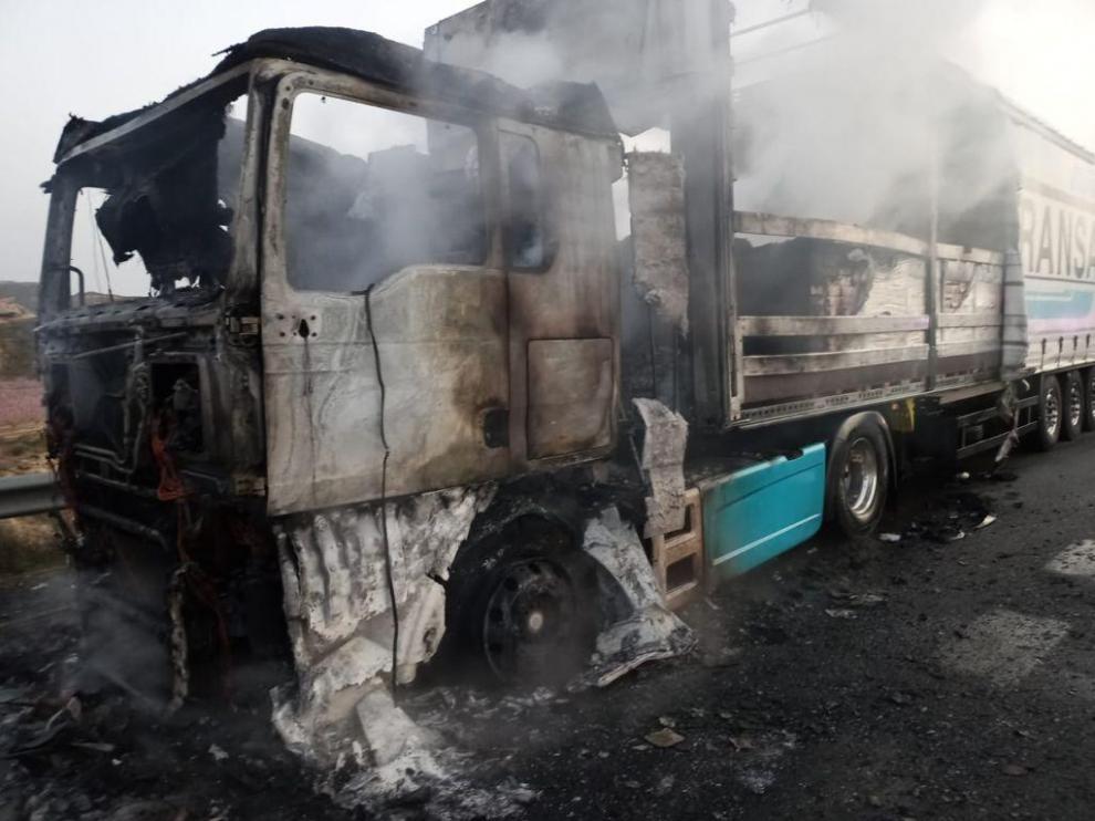 Estado en el que ha quedado el camión incendiado.