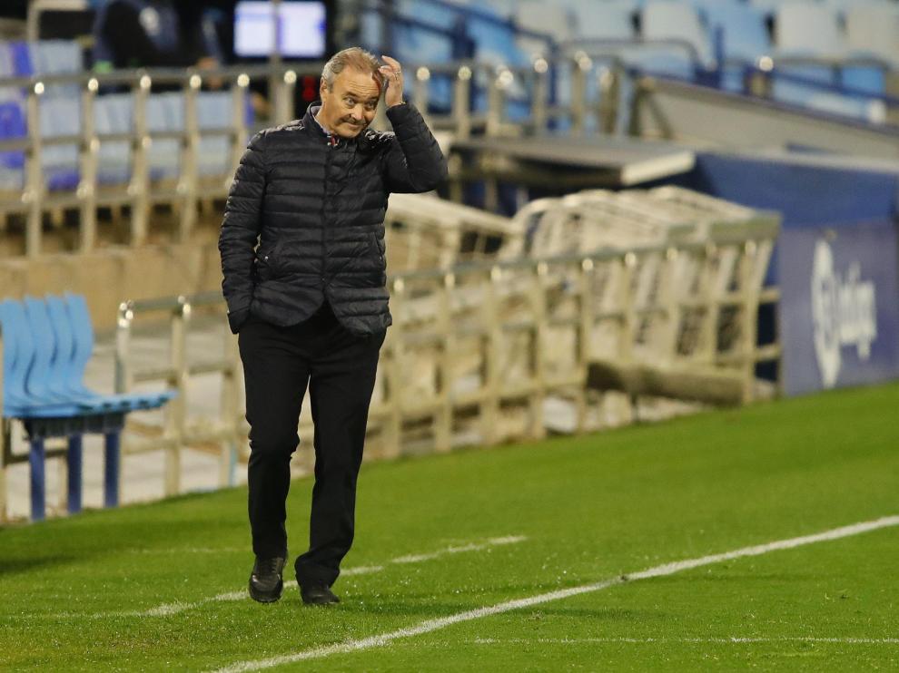 Juan Ignacio Martínez, entrenador del Real Zaragoza, observa las evoluciones de su equipo.
