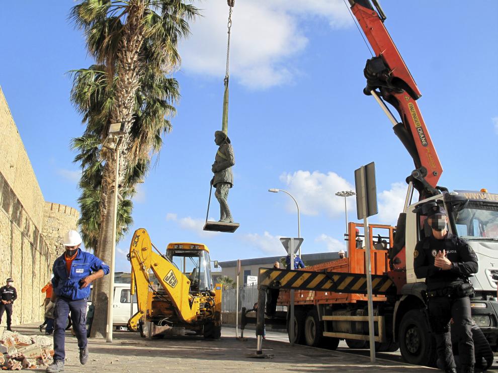 Retirada la estatua de Franco en Melilla
