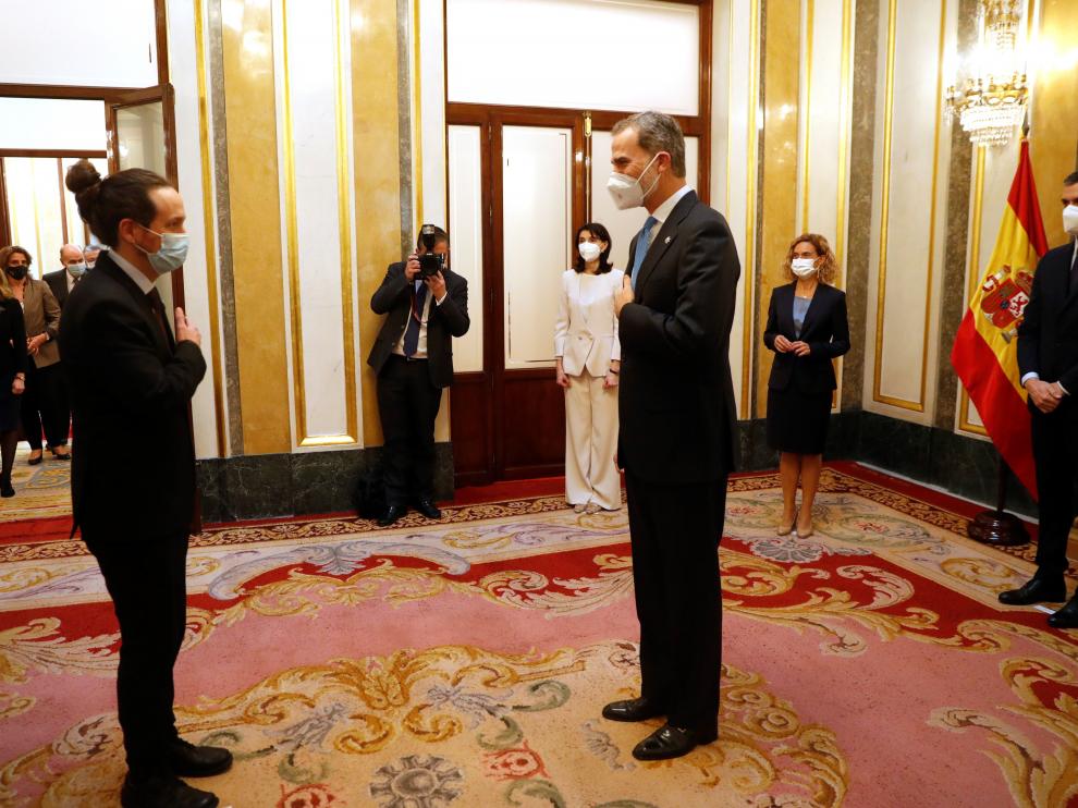 Pablo Iglesias saluda a Felipe VI