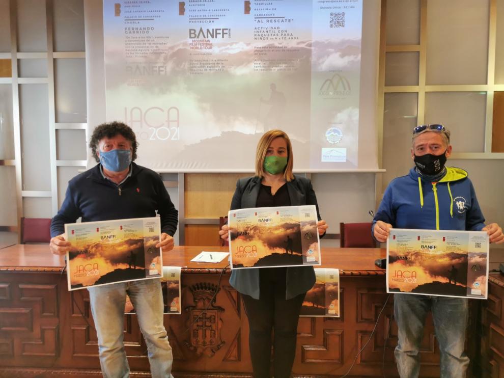 Bernabé Aguirre, coordinador de las Jornadas de Montaña de Jaca, la concejal Olvido Moratinos y Luis Lardiés, presidente del Club Mayencos