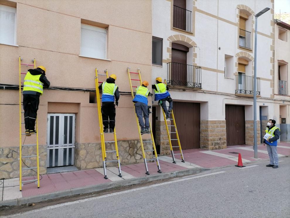 En la imagen, varios operarios durante el despliegue de fibra en la localidad turolense de Oliete.