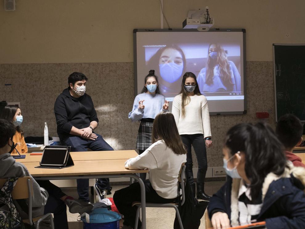 Dos alumnas del IES El Picarral de Zaragoza exponen las conclusiones de su trabajo al resto de sus compañeros de clase