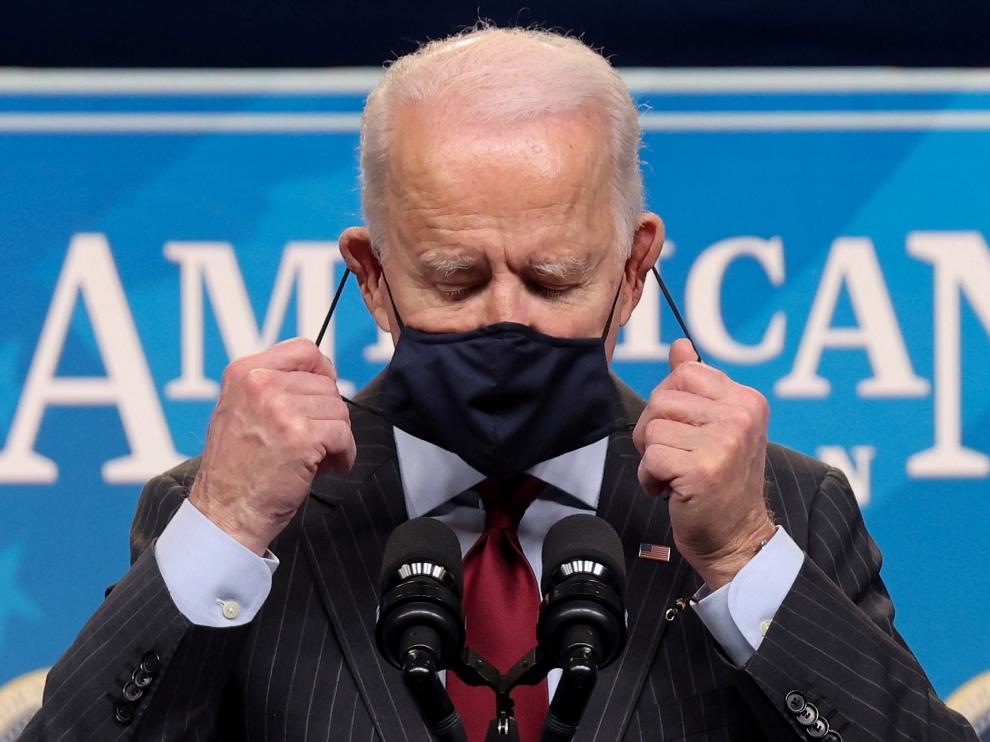 FILE PHOTO: U.S. President Joe Biden removes his faceJoe Biden, presidente de Estados Unidos.