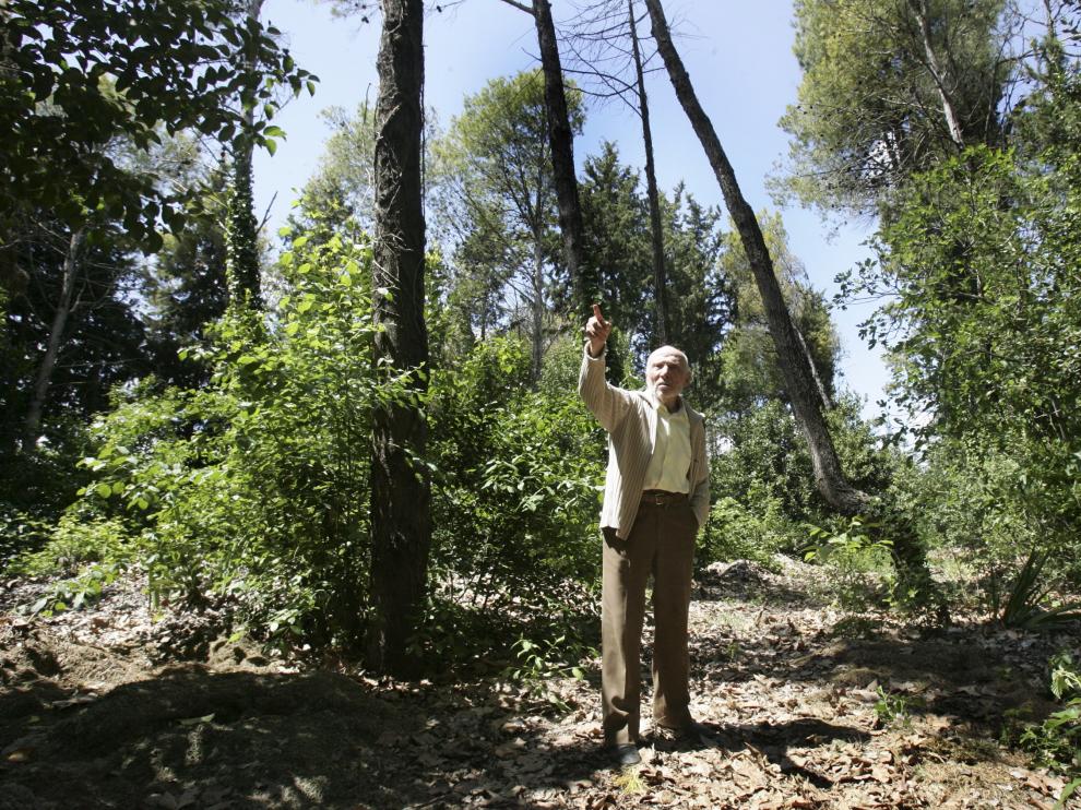 José Beulas en su finca, situada junto al CDAN, en la carretera A-132.