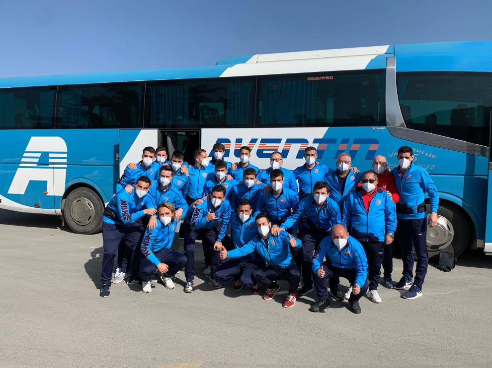 Los jugadores del Monzón, en su parada para comer en Cariñena.