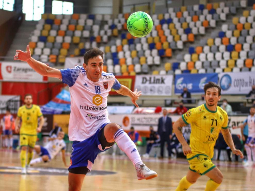 Santi Basile, tratando de controlar un balón.