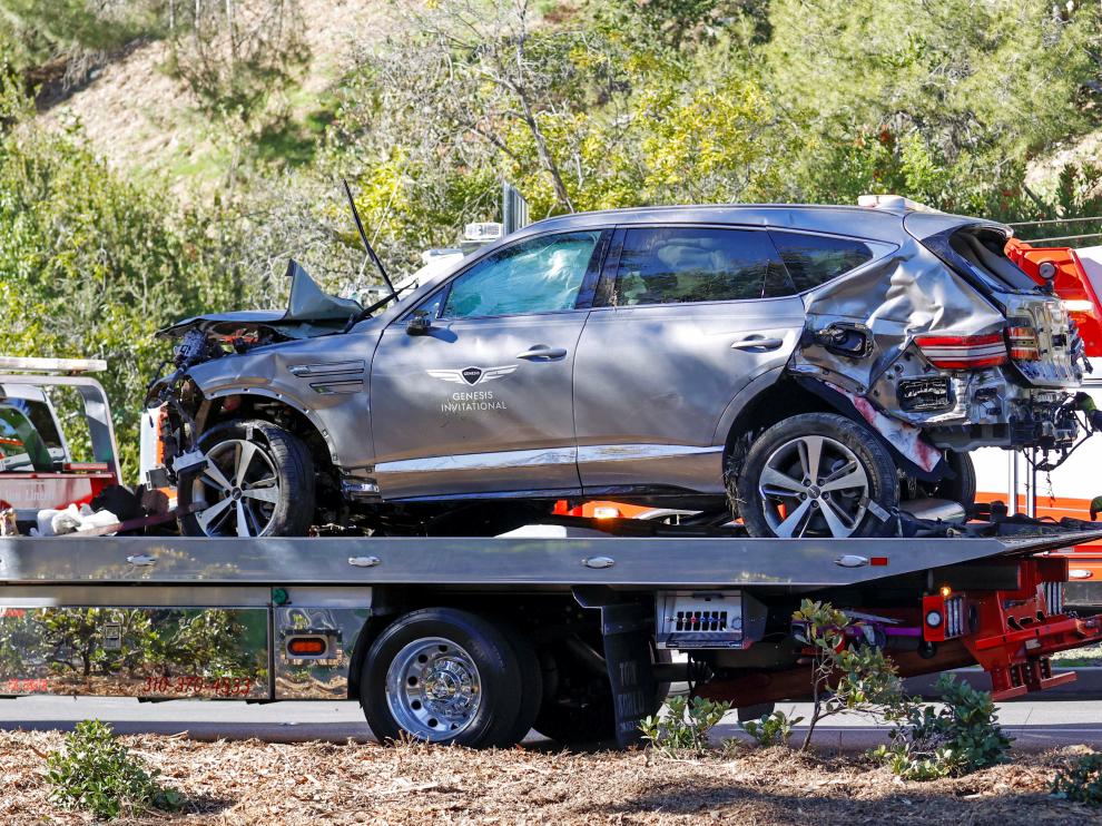 The damaged car of Tiger Woods is towed away after he was involved in a car crash, near Los Angeles, California, U.S., February 23, 2021. REUTERS/Mario Anzuoni[[[REUTERS VOCENTO]]] PEOPLE-WOODS/