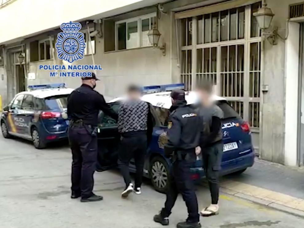 El momento de la detención de los tres jóvenes.