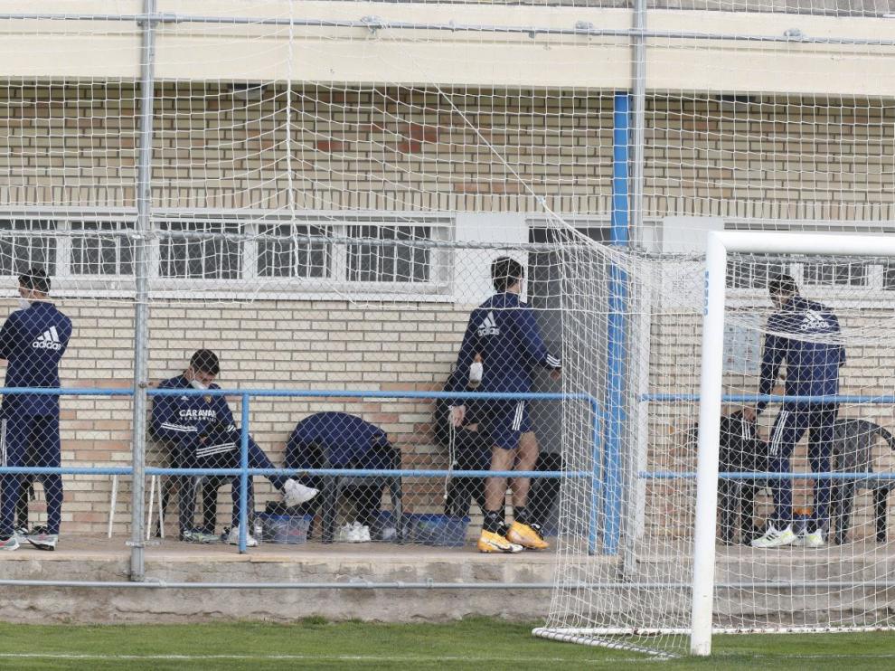 Los futbolistas del Real Zaragoza, en la mañana de este jueves, esperando en el pasillo de vestuarios los resultados de los test de covid-19 tras el positivo de Francho el día anterior.