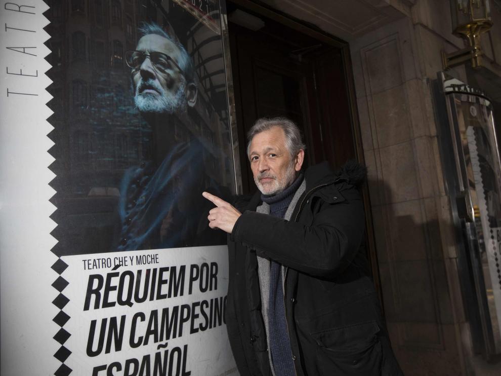 El actor Joaquín Murillo, ante el cartel de su obra.