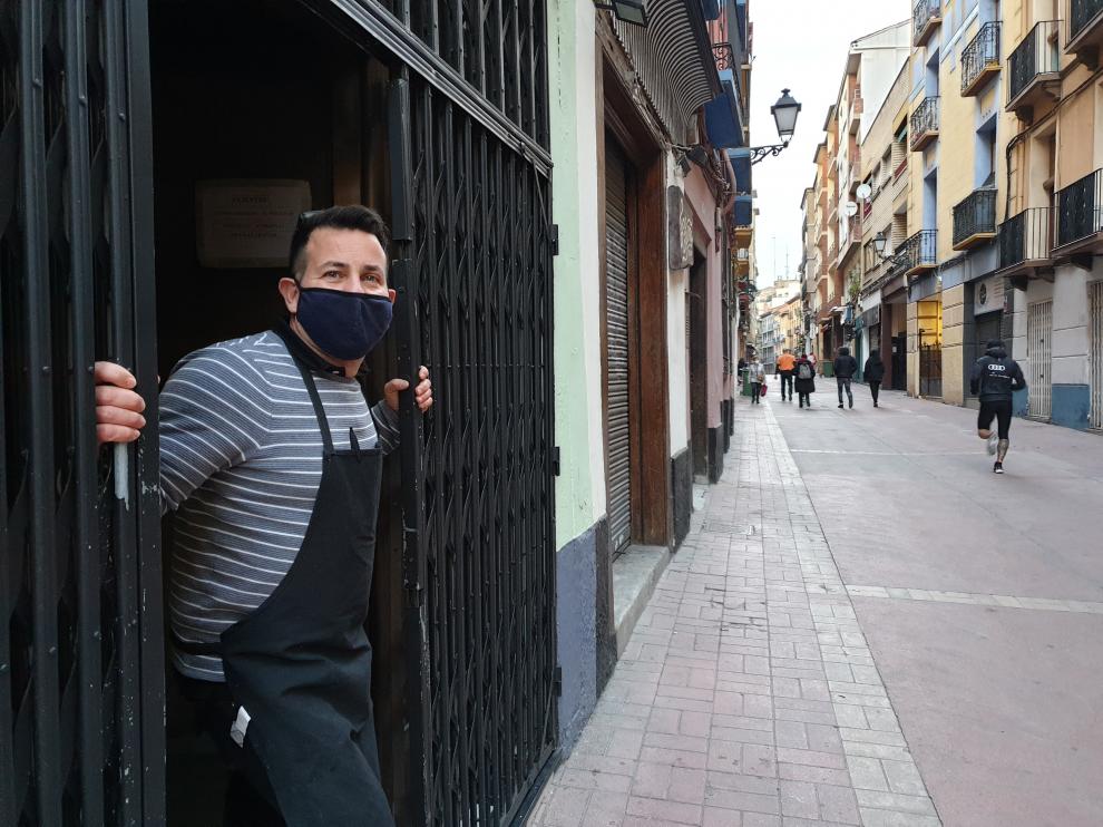 Julio Ramírez, en la puerta del Guantamera, en la calle de Heroísmo.