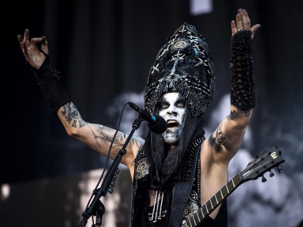 Adam Darski, líder de la banda polaca de rock satánico Behemoth, durante un concierto.