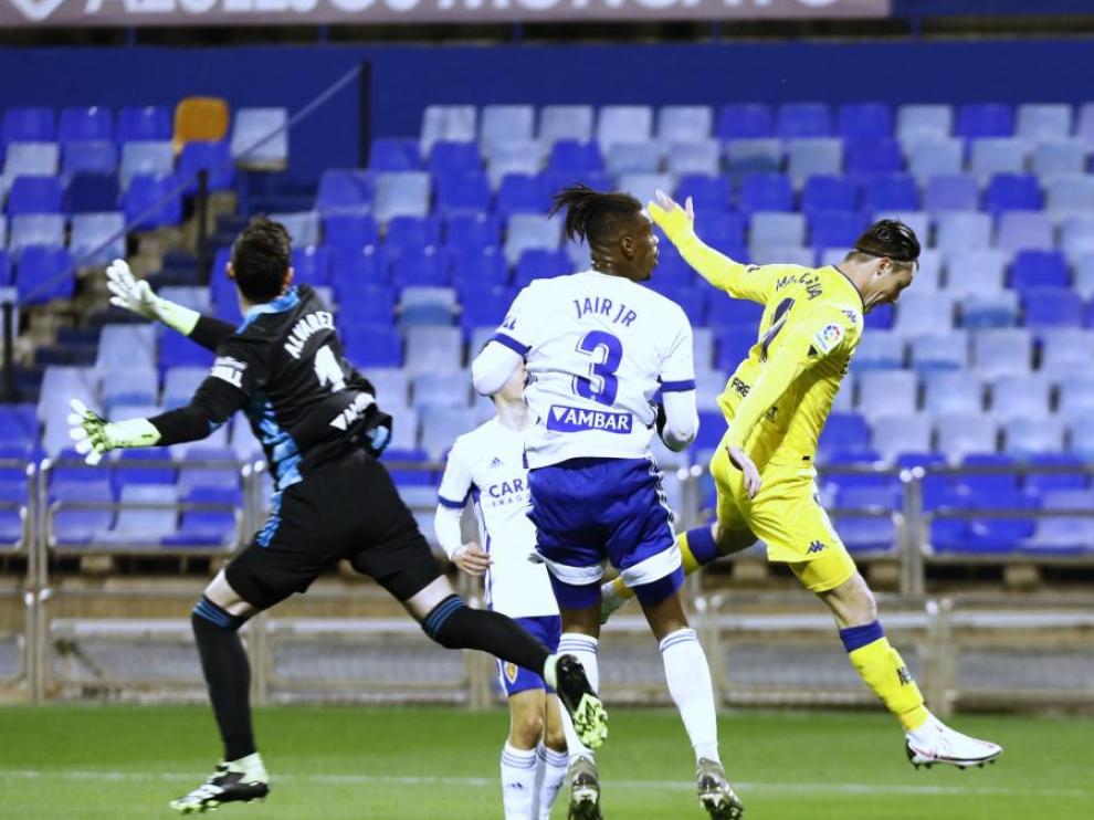 Un pasaje del último partido del Real Zaragoza ante el Alcorcón, con una salida de Cristian Álvarez, junto a Jair, en un intento de remate de Gual.