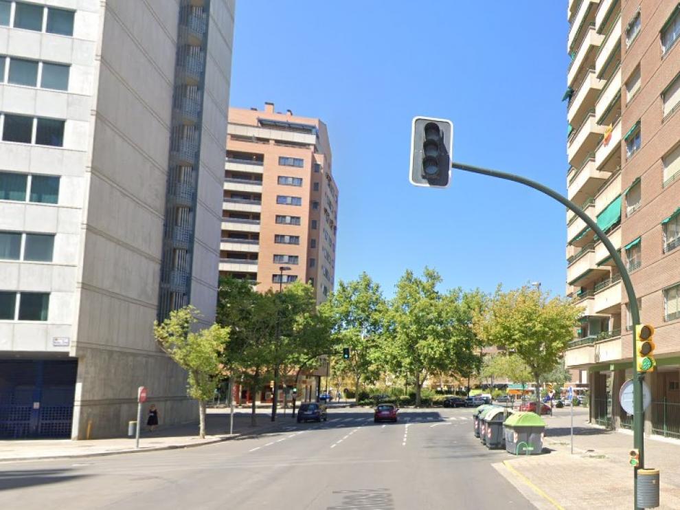 Un hombre de 41 años ha resultado herido grave en la avenida Juan Carlos I de Zaragoza tras chocar con su moto contra un contenedor de reciclaje de vídrio
