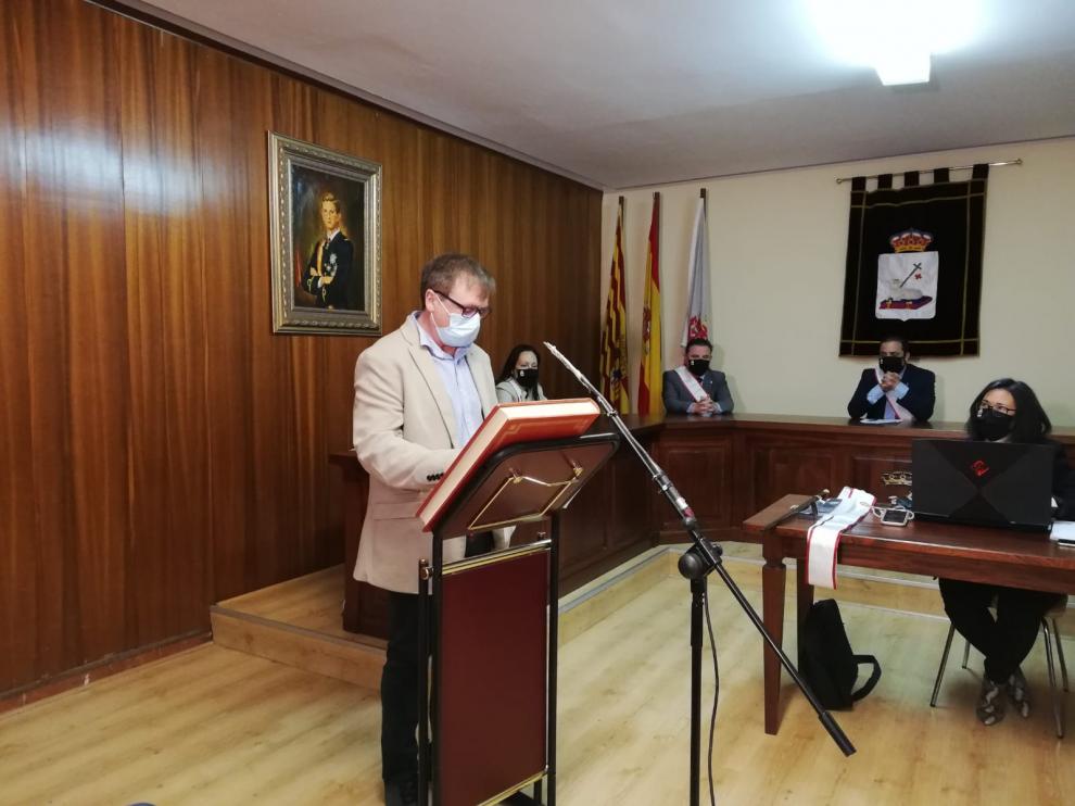 Alejo Galve, secretario general de UGT en la provincia de Teruel, durante su toma de posesión como concejal de Andorra.