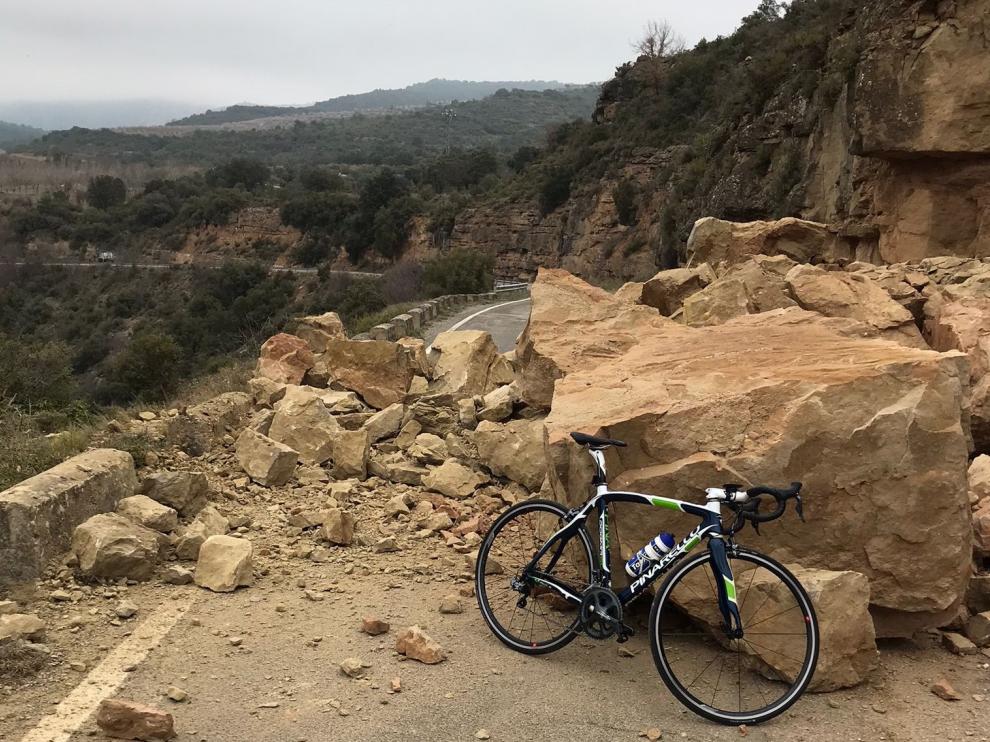 El desprendimiento de rocas ha invadido toda la calzada de la A-1227, en el tramo entre Bierge y su popular salto.