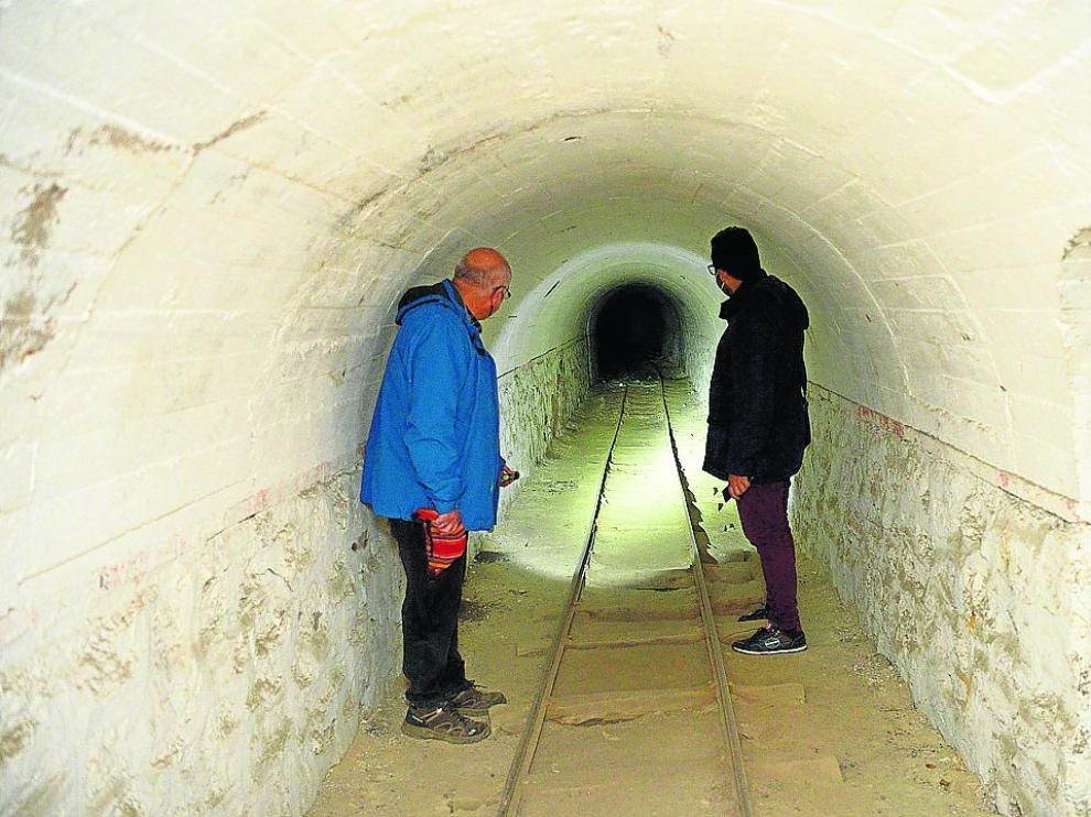 Interior del antiguo polvorín de Minas y Ferrocarriles de Utrillas, excavado en la montaña.