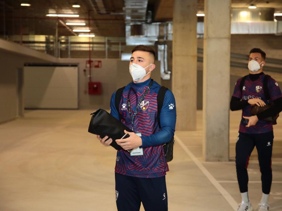 Pablo Maffeo y Álvaro Fernández, en la llegada de la SD Huesca a Ipurúa.