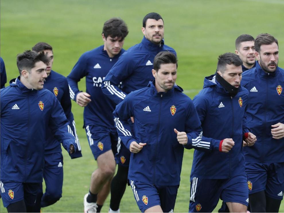 Clásica imagen del entrenamiento del Real Zaragoza. Jugadores en carrera, gestos de preocupación.