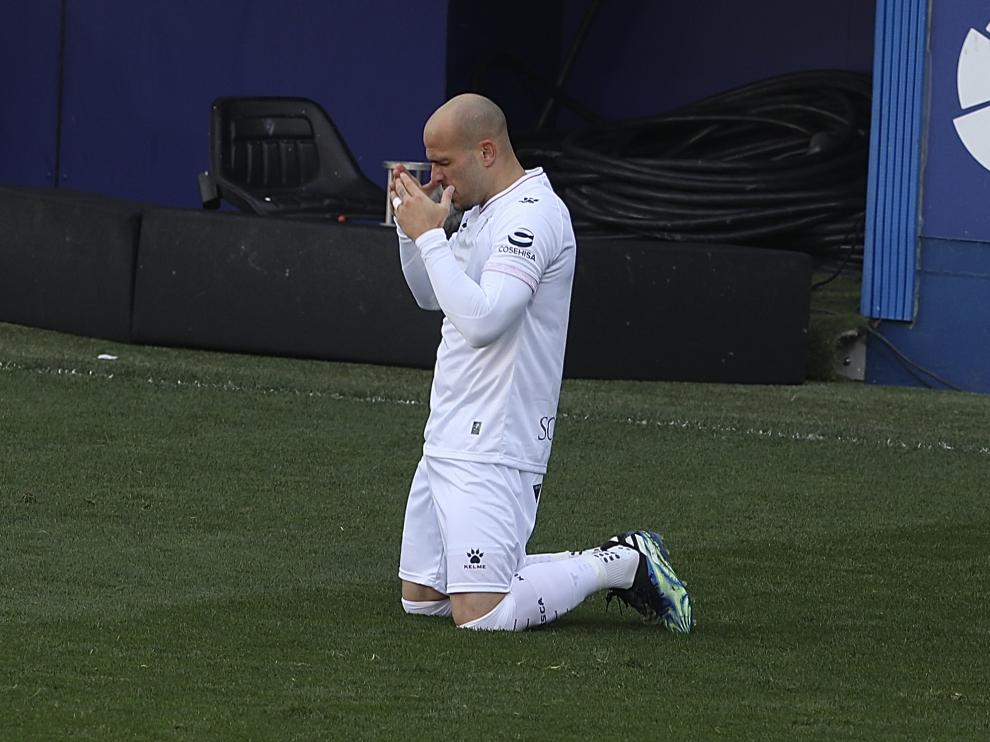 Sandro celebra de rodillas su gol al Eibar en Ipurua.
