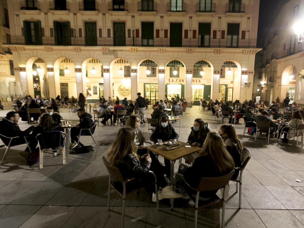 Terrazas llenas anoche en la plaza del Mercado de Huesca