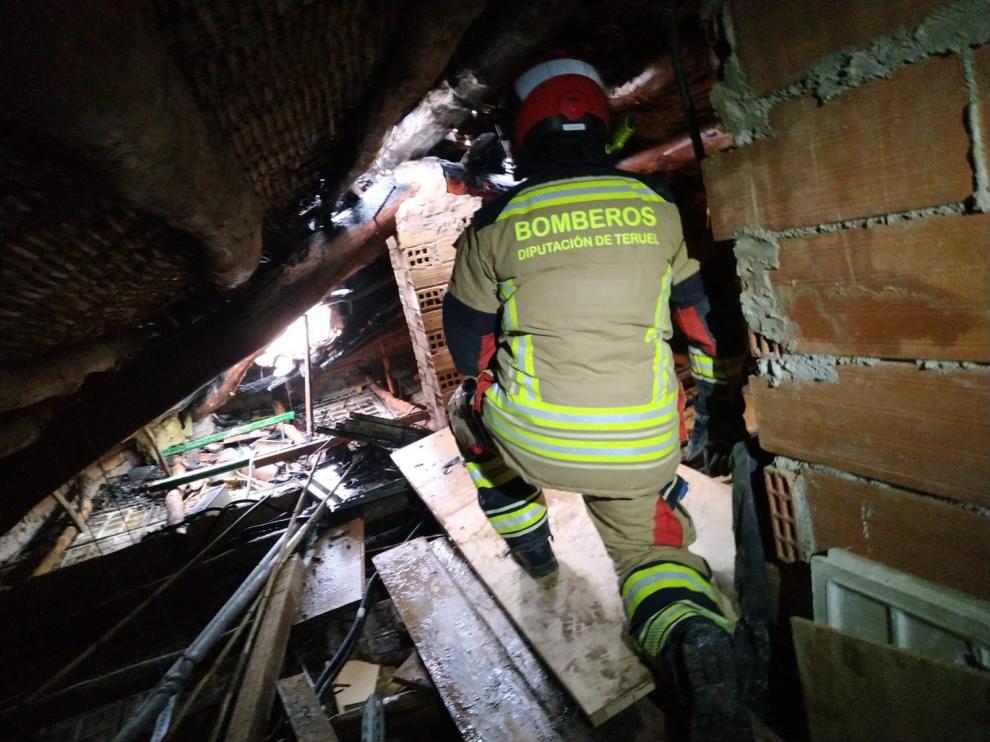 El incendio ha provocado el desplome de parte del tejado.