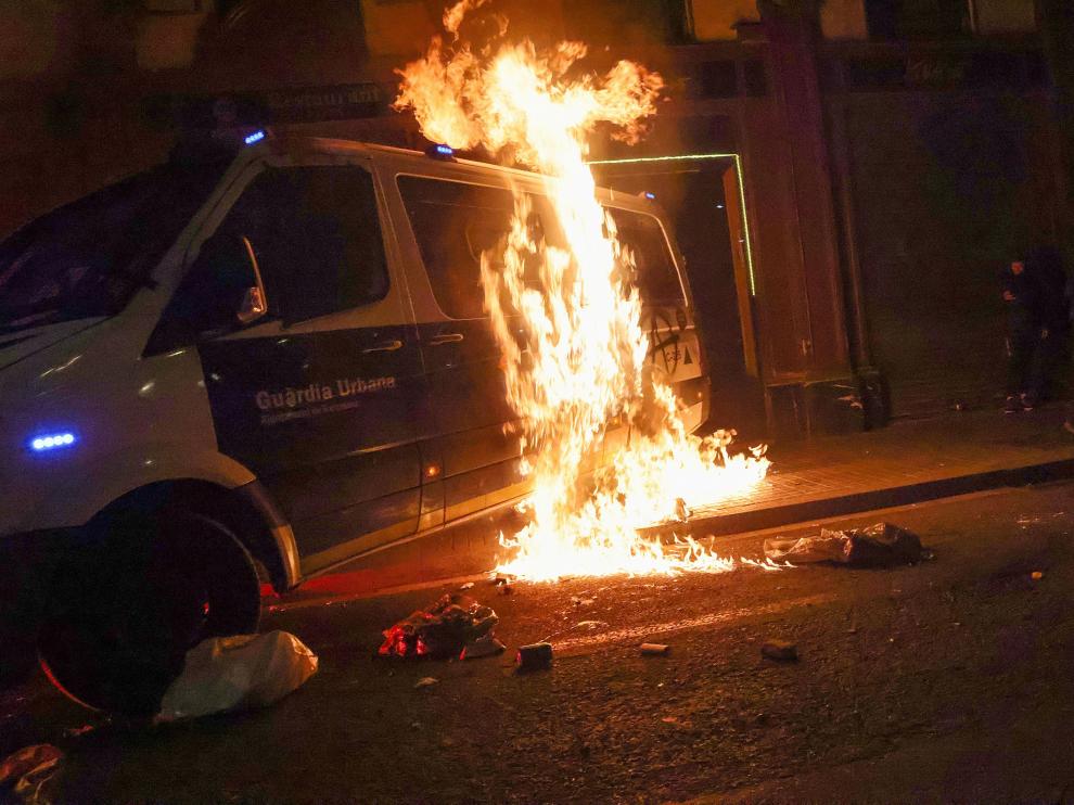 Furgón de la Guardia Urbana de Barcelona quemado durante las protestas por el encarcelamiento del rapero Hasel.