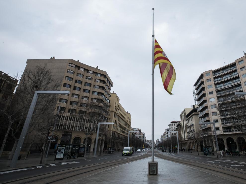La bandera a media asta, este domingo en la plaza de Aragón en recuerdo a Juan Antonio Bolea.